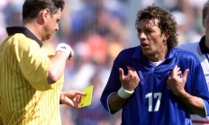 包含意大利队获得比赛胜利，晋级下一轮的词条