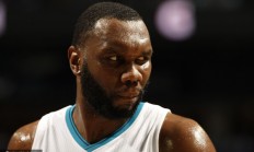 黄蜂队外线连续砍下三分球刷新赛季记录的简单介绍