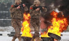 重要比赛临近，球员们进行战术训练备战