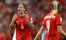 芬兰惊险胜出，成功晋级欧锦预赛淘汰赛的简单介绍