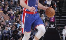 包含开拓者主场惨败马刺，遭遇两连败的词条