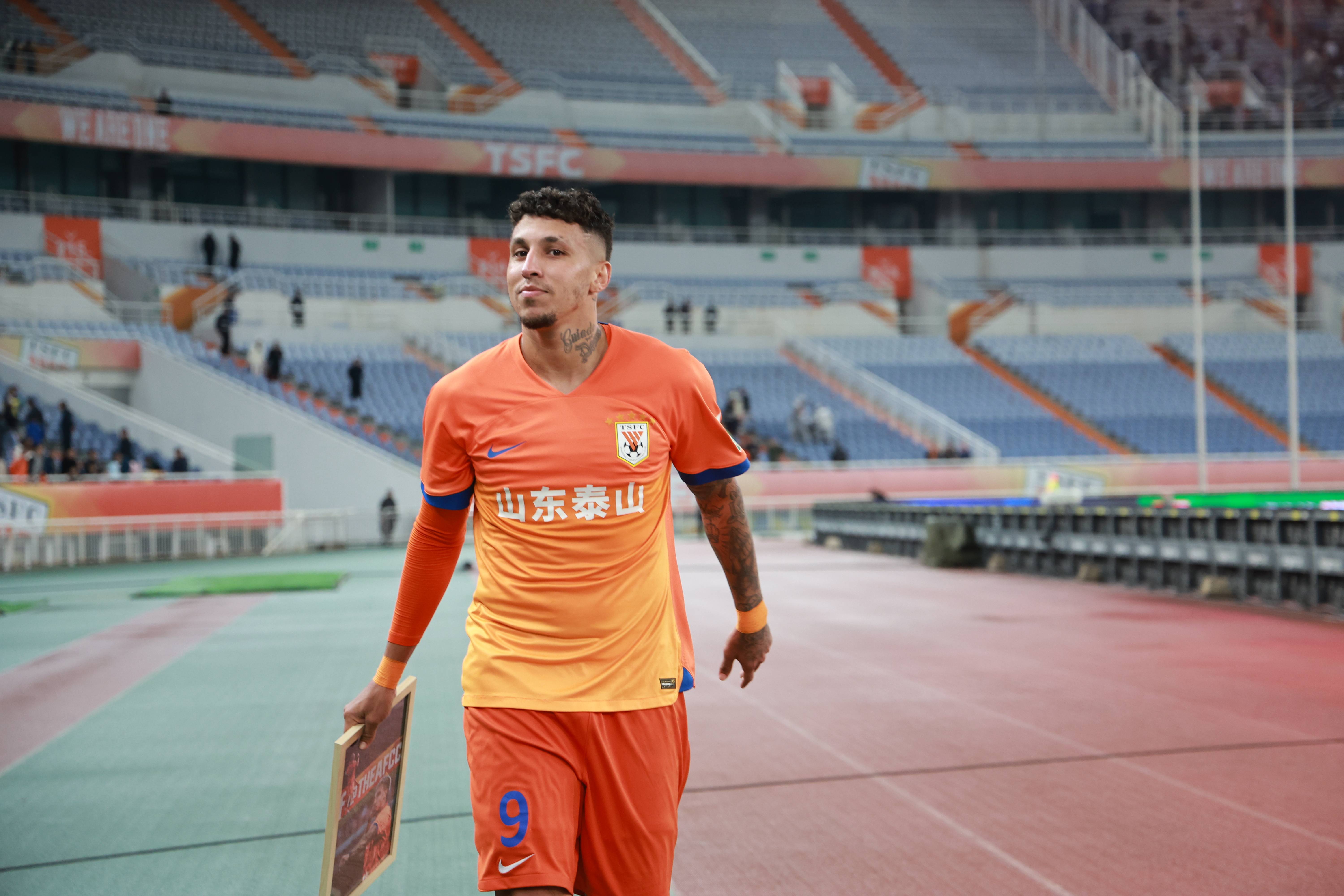 关于山东泰山在中超中打出破门，被誉为观众齐声高喊的信息