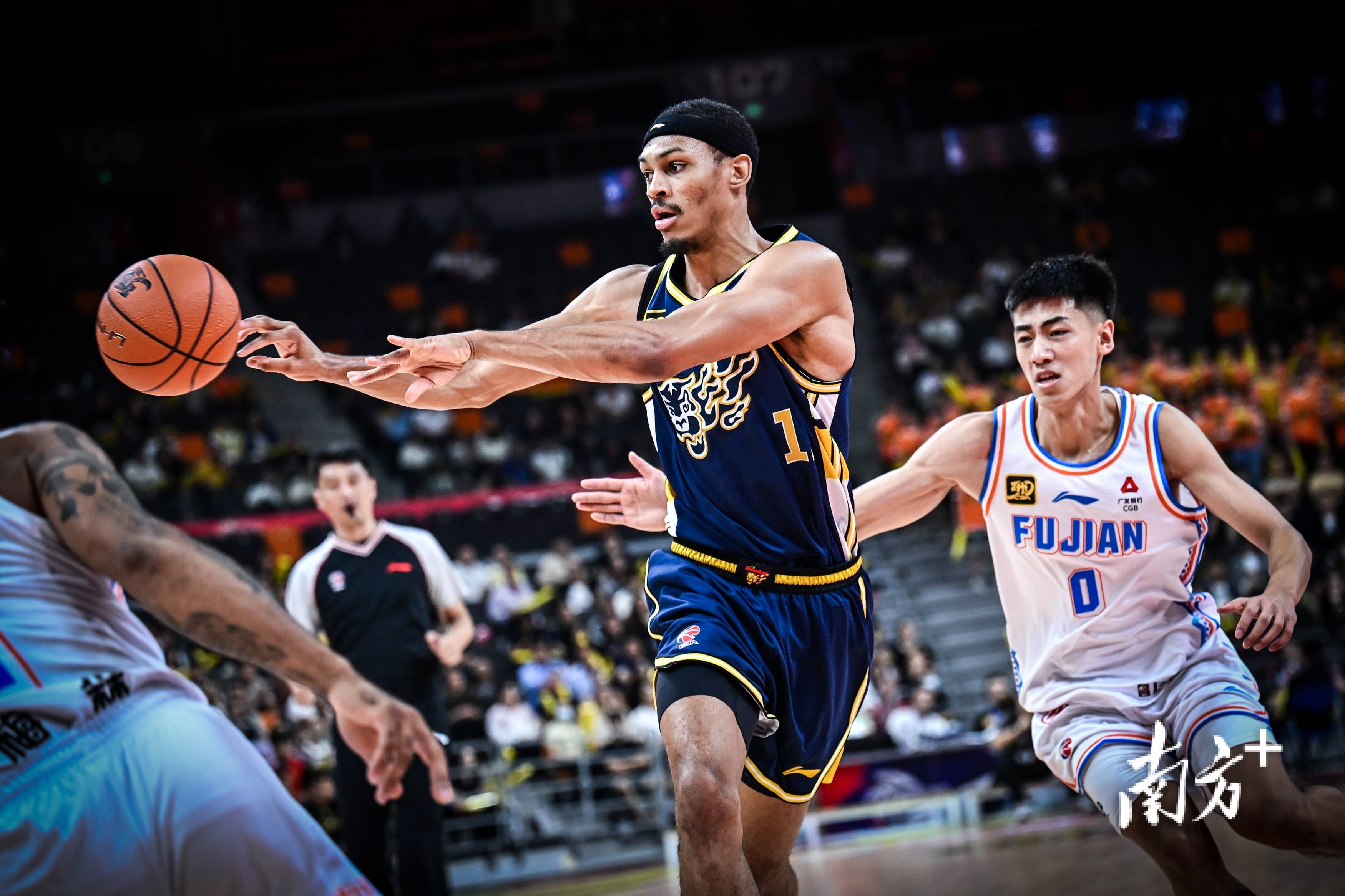 在广东队赛场上演全国篮球锦标赛,三杀,引发全场沸腾的简单介绍 在广东队赛场上演全国篮球锦标赛,三杀,引发全场沸腾的简单介绍