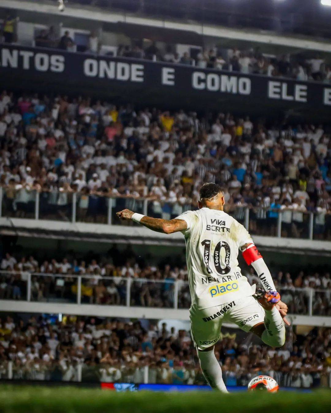 巴西前锋突然宣布退役,球迷震撼 巴西前锋突然宣布退役,球迷震撼