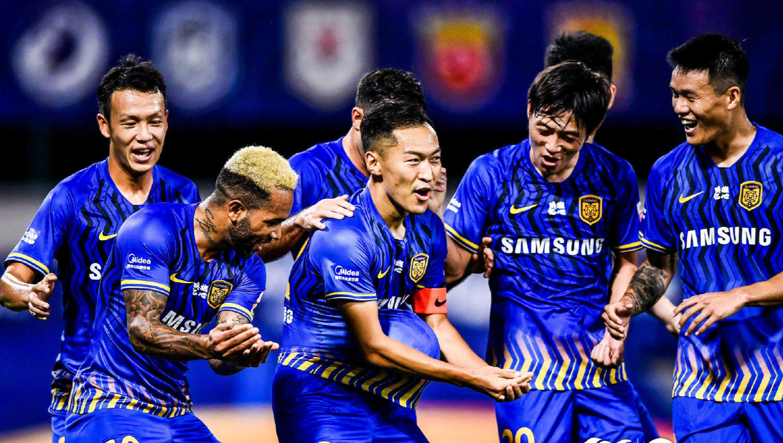 苏宁队员奋勇拼搏,终取得胜利 苏宁队员奋勇拼搏,终取得胜利