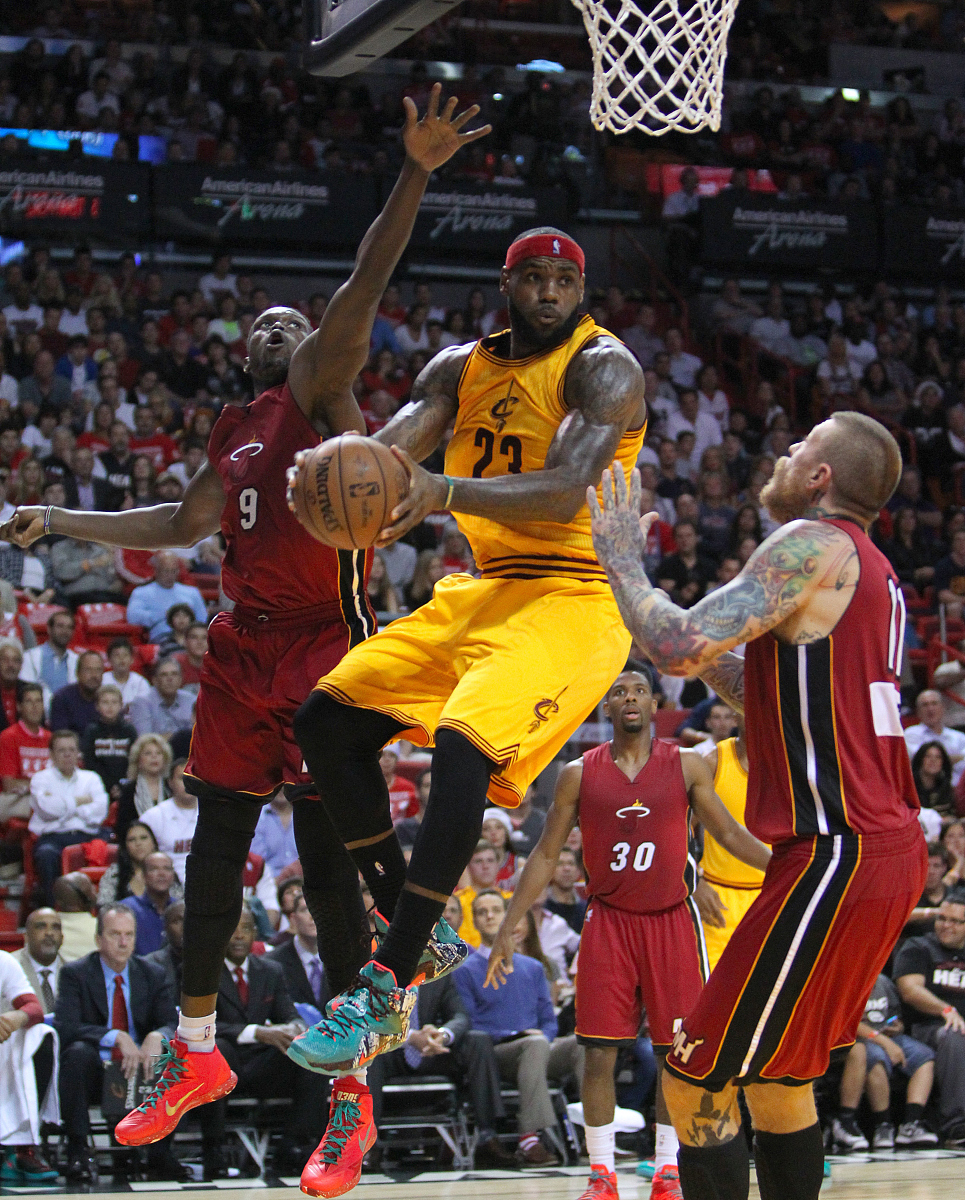 湖人战胜马刺,詹姆斯突破关键时刻的简单介绍 湖人战胜马刺,詹姆斯突破关键时刻的简单介绍