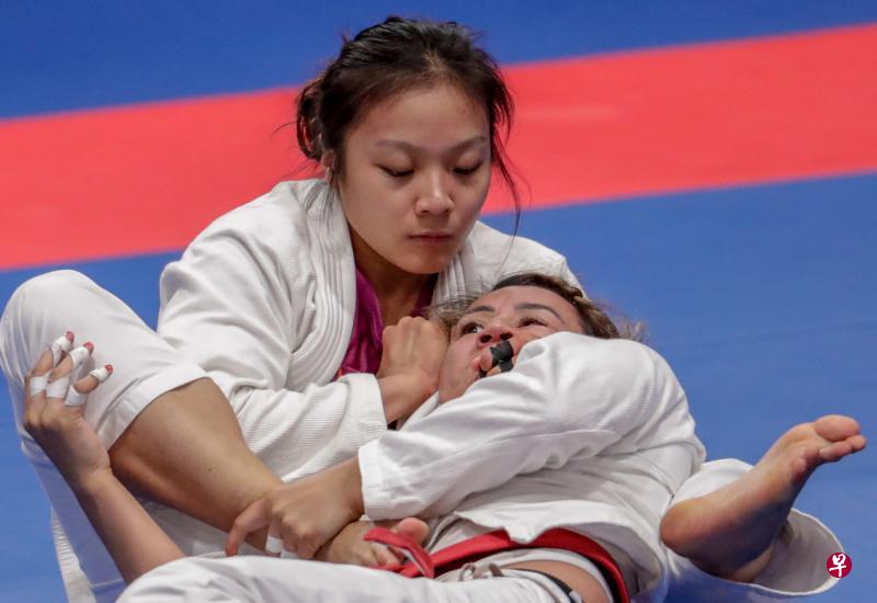 巴西运动员勇夺金牌喜获掌声 巴西运动员勇夺金牌喜获掌声